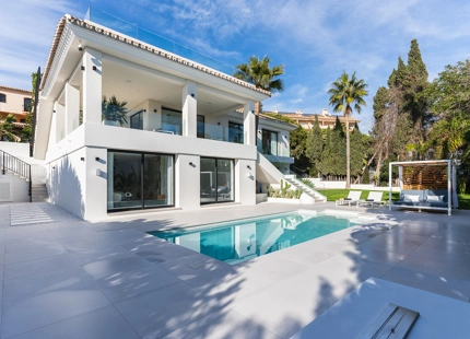 EXQUISITE 4-BEDROOM VILLA IN MARBELLA EAST FOR SALE