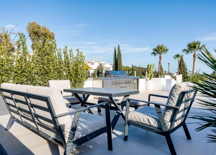 ÁTICO ELEGANTE DE 3 DORMITORIOS CON ESPECTACULAR TERRAZA EN LA AZOTEA EN NUEVA ANDALUCÍA