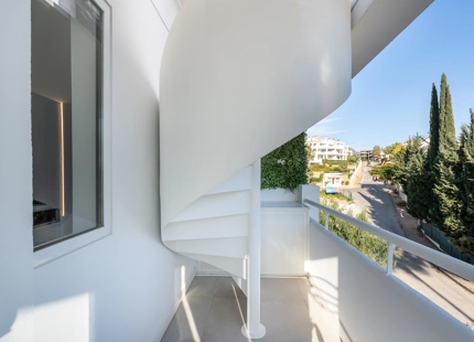ÁTICO ELEGANTE DE 3 DORMITORIOS CON ESPECTACULAR TERRAZA EN LA AZOTEA EN NUEVA ANDALUCÍA