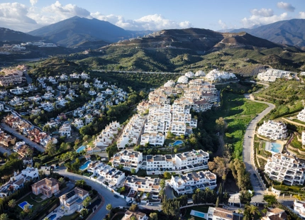ÁTICO ELEGANTE DE 3 DORMITORIOS CON ESPECTACULAR TERRAZA EN LA AZOTEA EN NUEVA ANDALUCÍA