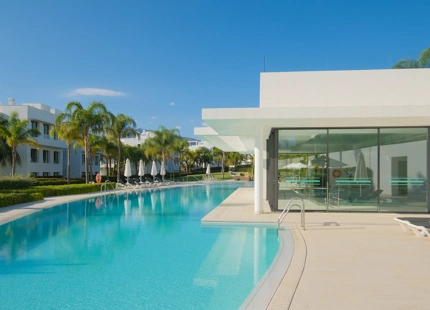 EXQUISITE 3-BEDROOM APARTMENT IN ESTEPONA EAST WITH STUNNING TERRACE AND VIEWS