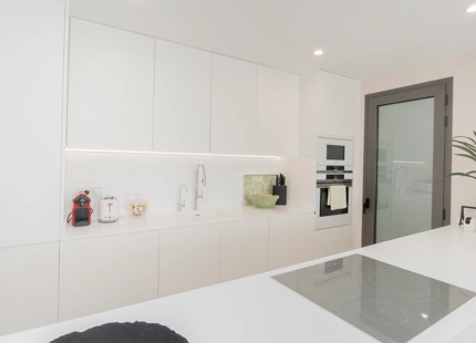 EXQUISITE 3-BEDROOM APARTMENT IN ESTEPONA EAST WITH STUNNING TERRACE AND VIEWS
