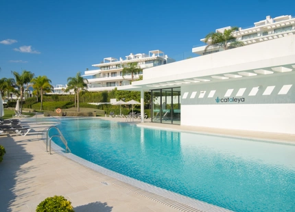 EXQUISITE 3-BEDROOM APARTMENT IN ESTEPONA EAST WITH STUNNING TERRACE AND VIEWS