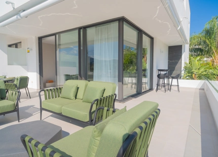 EXQUISITE 3-BEDROOM APARTMENT IN ESTEPONA EAST WITH STUNNING TERRACE AND VIEWS