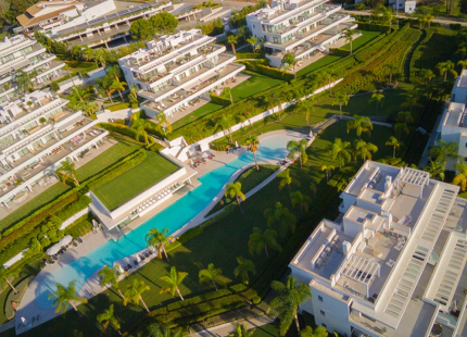 EXQUISITE 3-BEDROOM APARTMENT IN ESTEPONA EAST WITH STUNNING TERRACE AND VIEWS