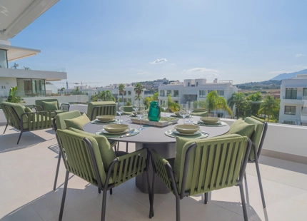 EXQUISITE 3-BEDROOM APARTMENT IN ESTEPONA EAST WITH STUNNING TERRACE AND VIEWS