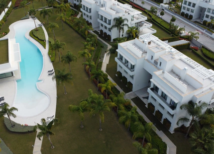 EXQUISITE 3-BEDROOM APARTMENT IN ESTEPONA EAST WITH STUNNING TERRACE AND VIEWS