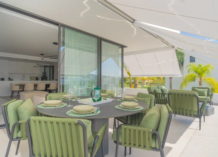EXQUISITE 3-BEDROOM APARTMENT IN ESTEPONA EAST WITH STUNNING TERRACE AND VIEWS