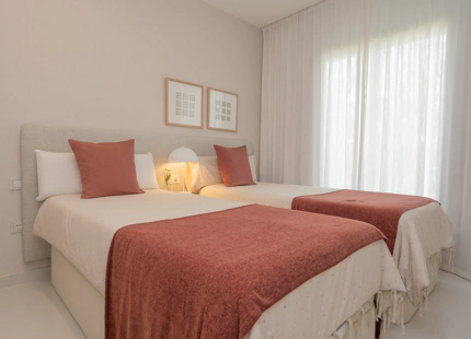 EXQUISITE 3-BEDROOM APARTMENT IN ESTEPONA EAST WITH STUNNING TERRACE AND VIEWS
