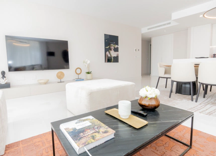 EXQUISITE 3-BEDROOM APARTMENT IN ESTEPONA EAST WITH STUNNING TERRACE AND VIEWS