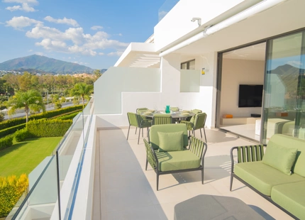 EXQUISITE 3-BEDROOM APARTMENT IN ESTEPONA EAST WITH STUNNING TERRACE AND VIEWS