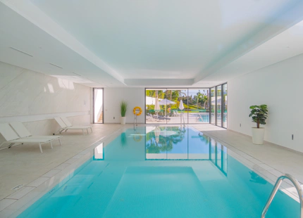 EXQUISITE 3-BEDROOM APARTMENT IN ESTEPONA EAST WITH STUNNING TERRACE AND VIEWS