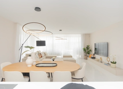 EXQUISITE 3-BEDROOM APARTMENT IN ESTEPONA EAST WITH STUNNING TERRACE AND VIEWS