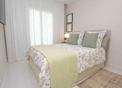 EXQUISITE 3-BEDROOM APARTMENT IN ESTEPONA EAST WITH STUNNING TERRACE AND VIEWS