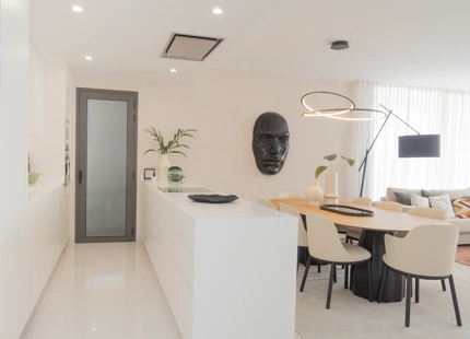 EXQUISITE 3-BEDROOM APARTMENT IN ESTEPONA EAST WITH STUNNING TERRACE AND VIEWS