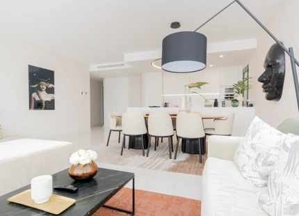 EXQUISITE 3-BEDROOM APARTMENT IN ESTEPONA EAST WITH STUNNING TERRACE AND VIEWS