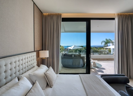 EXQUISITO DÚPLEX EN PLANTA BAJA DE 4 DORMITORIOS EN RESERVA DE SIERRA BLANCA