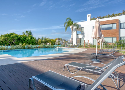 EXQUISITO DÚPLEX EN PLANTA BAJA DE 4 DORMITORIOS EN RESERVA DE SIERRA BLANCA