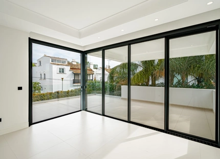 EXQUISITA VILLA EN LA MILLA DE ORO DE MARBELLA – A 100 METROS DE LA PLAYA