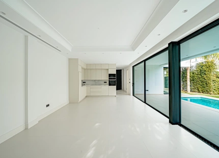 EXQUISITA VILLA EN LA MILLA DE ORO DE MARBELLA – A 100 METROS DE LA PLAYA