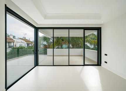 EXQUISITA VILLA EN LA MILLA DE ORO DE MARBELLA – A 100 METROS DE LA PLAYA