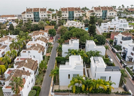 EXQUISITA VILLA EN LA MILLA DE ORO DE MARBELLA – A 100 METROS DE LA PLAYA