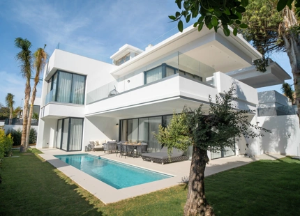 EXQUISITA VILLA EN LA MILLA DE ORO DE MARBELLA – A 100 METROS DE LA PLAYA