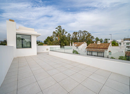 EXQUISITA VILLA EN LA MILLA DE ORO DE MARBELLA – A 100 METROS DE LA PLAYA