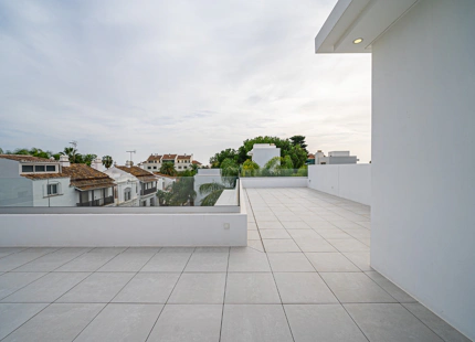 EXQUISITA VILLA EN LA MILLA DE ORO DE MARBELLA – A 100 METROS DE LA PLAYA