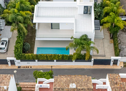 EXQUISITA VILLA EN LA MILLA DE ORO DE MARBELLA – A 100 METROS DE LA PLAYA