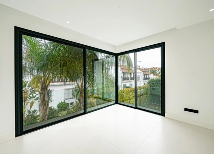 EXQUISITA VILLA EN LA MILLA DE ORO DE MARBELLA – A 100 METROS DE LA PLAYA