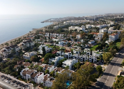 EXQUISITA VILLA EN LA MILLA DE ORO DE MARBELLA – A 100 METROS DE LA PLAYA