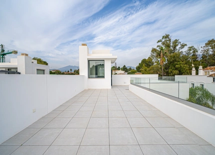 EXQUISITA VILLA EN LA MILLA DE ORO DE MARBELLA – A 100 METROS DE LA PLAYA