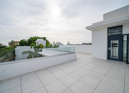 EXQUISITA VILLA EN LA MILLA DE ORO DE MARBELLA – A 100 METROS DE LA PLAYA