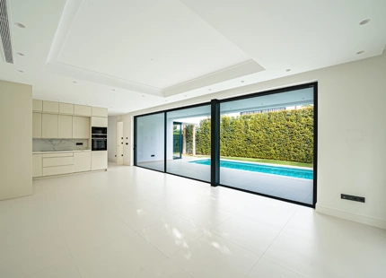 EXQUISITA VILLA EN LA MILLA DE ORO DE MARBELLA – A 100 METROS DE LA PLAYA