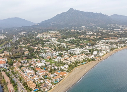 EXQUISITA VILLA EN LA MILLA DE ORO DE MARBELLA – A 100 METROS DE LA PLAYA