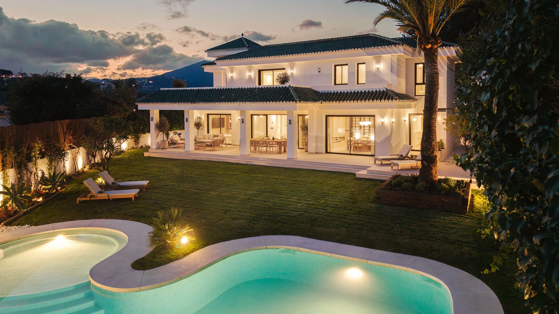 Villa for sale in Atalaya de Rio Verde, Nueva Andalucia
