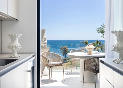 EXQUISITE 3-BEDROOM BEACHFRONT APARTMENT FOR SALE IN ESTEPONA