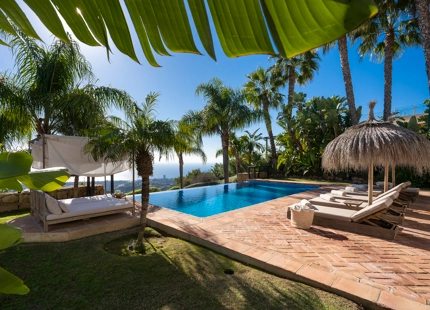 STUNNING 6-BEDROOM VILLA FOR SALE IN LOS ALTOS DE LOS MONTEROS