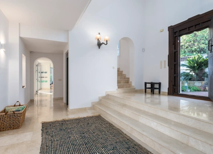 STUNNING 6-BEDROOM VILLA FOR SALE IN LOS ALTOS DE LOS MONTEROS