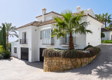 STUNNING 6-BEDROOM VILLA FOR SALE IN LOS ALTOS DE LOS MONTEROS