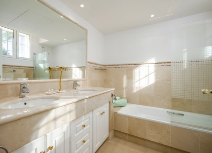 STUNNING 6-BEDROOM VILLA FOR SALE IN LOS ALTOS DE LOS MONTEROS