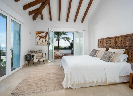 STUNNING 6-BEDROOM VILLA FOR SALE IN LOS ALTOS DE LOS MONTEROS