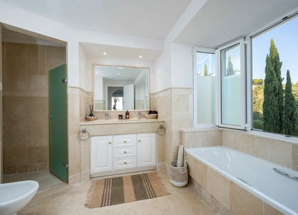STUNNING 6-BEDROOM VILLA FOR SALE IN LOS ALTOS DE LOS MONTEROS