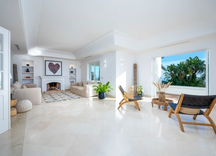 STUNNING 6-BEDROOM VILLA FOR SALE IN LOS ALTOS DE LOS MONTEROS