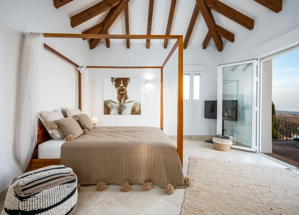 STUNNING 6-BEDROOM VILLA FOR SALE IN LOS ALTOS DE LOS MONTEROS