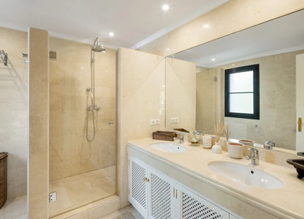ELEGANT FRONTLINE GOLF VILLA FOR SALE IN LA QUINTA, BENAHAVÍS