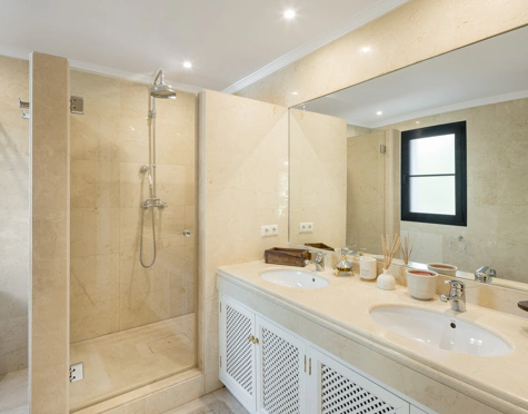 Villa for sale in La Quinta, Benahavis