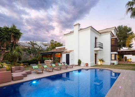 ELEGANT FRONTLINE GOLF VILLA FOR SALE IN LA QUINTA, BENAHAVÍS