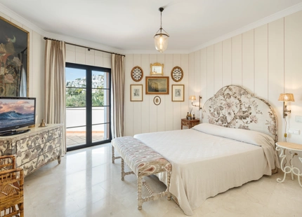 ELEGANT FRONTLINE GOLF VILLA FOR SALE IN LA QUINTA, BENAHAVÍS